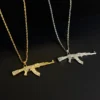 ZAKOL الهيب هوب آند روك AK47 بندقية وبندقية قلادة القلائد للرجال النساء كريستال معدن سلسلة الترقوة المختنق هدايا مجوهرات الحفلات اليومية